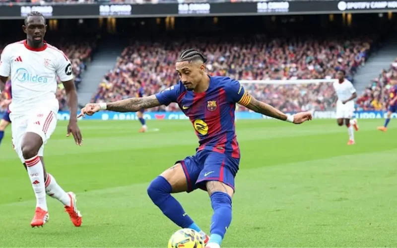 رافينها يقود برشلونة لفوز عريض بتسجيله الهاتريك في مرمى إشبيلية بأربعة أهداف